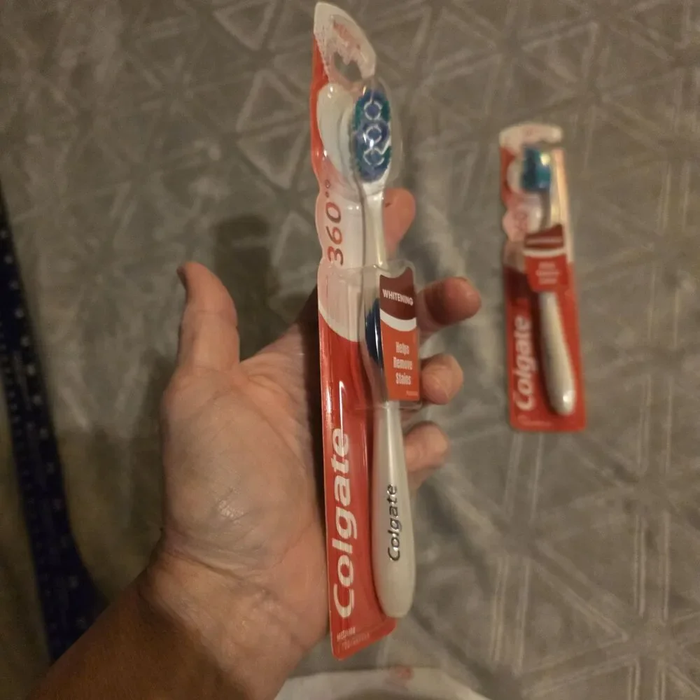 Colgate 360° Whitening Manual Toothbrush, Soft Nylon Bristles White/Blue/Green